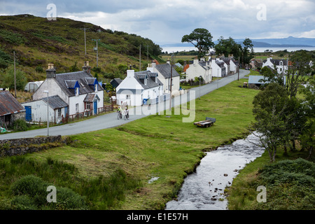 Paar der Radfahrer fahren einen Weg durch ein Dorf auf der Isle Of Skye Stockfoto