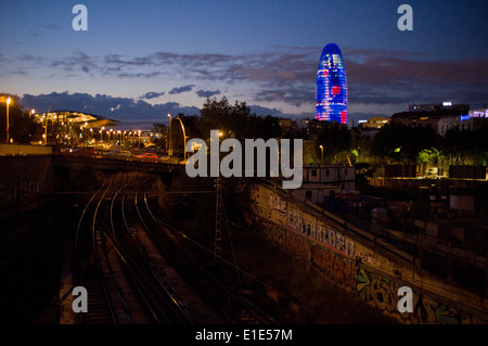 Agbar-Turm (von Jean Nouvel entworfen) Blick in das Poblenou Viertel von Barcelona bei Sonnenuntergang. Stockfoto