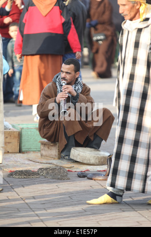 Schlangenbeschwörer in Jamaa el Fna in Marrakesch Stockfoto