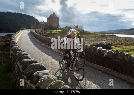 Paar der Radfahrer fahren einen Pfad auf einer hohen Steinmauer auf der Isle Of Skye Stockfoto