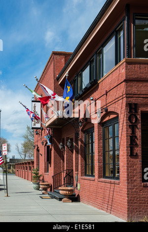 Ein kleines Hotel mit roten Backsteinmauern in Kleinstadt Cody, Wyoming, USA. Stockfoto