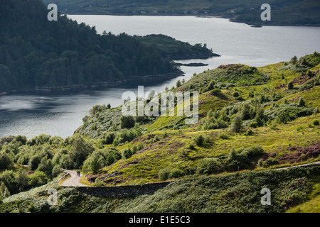 Paar der Radfahrer fahren einen Weg durch die Landschaft auf der Isle Of Skye Stockfoto