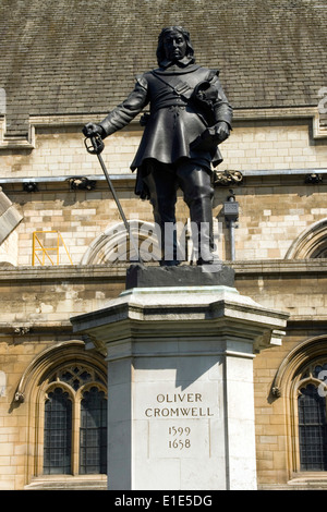 Statue von Oliver Cromwell außerhalb der Häuser des Parlaments, London Stockfoto