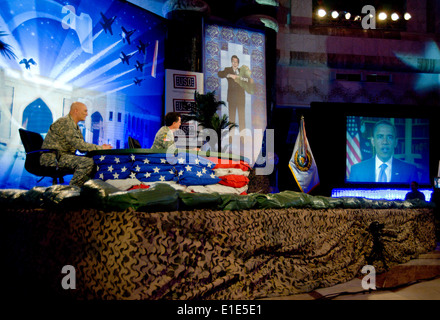 TV-star Stephen Colbert und US Army General Ray Odierno, sehen Sie ein live-Satellite feed als Präsident Barack Obama Aufträge Ordierno Colbert geben eine Summen während der Übertragung aus dem Al-Faw-Palast 7. Juni 2009 in Bagdad, Irak geschnitten. Stockfoto