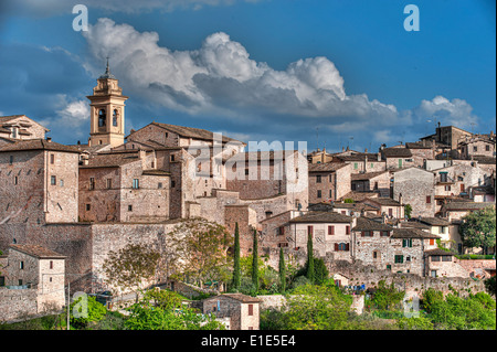 Spello, Perugia, Umbrien. Die Skyline der Altstadt. Die Häuser von der Spello sind alle in Stein. Ist berühmt für Ihr Olivenöl Stockfoto