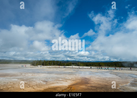 Touristen besuchen geothermische Gebiet an Bord gehen. Yellowstone-Nationalpark, Wyoming, USA. Stockfoto