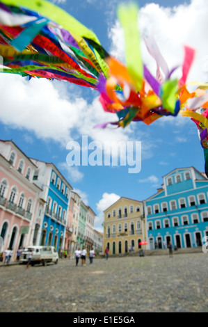 Farbenfrohe brasilianische Wunsch Bänder winken in den Himmel über koloniale Architektur der Pelourinho Salvador Bahia Brasilien Stockfoto