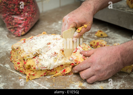 Die Brioche mit Zuckermandeln, (Kuchen von Saint Genix). Herstellung de Brioche Aux Pralinen (Gâteau de Saint Génix). Stockfoto