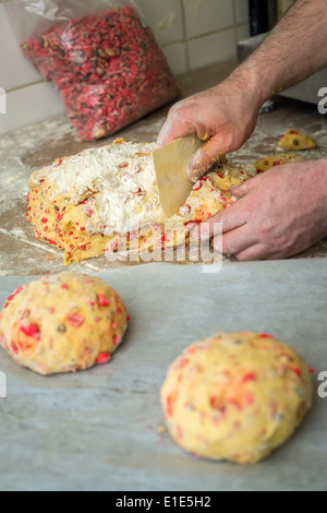 Die Brioche mit Zuckermandeln, (Kuchen von Saint Genix). Herstellung de Brioche Aux Pralinen (Gâteau de Saint Génix). Stockfoto