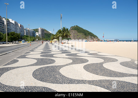 Copacabana Strand Rio de Janeiro Brasilien Skyline mit berühmten Bürgersteig Fliesen-Muster Stockfoto