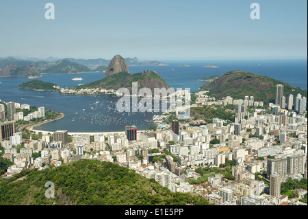 Skyline von malerischen übersehen der Stadt Rio De Janeiro mit Zuckerhut Botafogo und Guanabara-Bucht Stockfoto