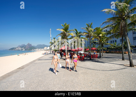 RIO DE JANEIRO, Brasilien - 21. Februar 2014: Trio von brasilianischen Frauen zu Fuß vom Strand von Ipanema in Richtung Arpoador. Stockfoto