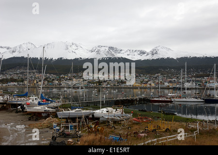 Yacht Club und Schnee bedeckt patagonischen Berge von Ushuaia, Argentinien Stockfoto