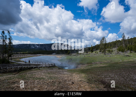 Thermalquelle speist in einem Fluss. Yellowstone-Nationalpark, Wyoming, USA. Stockfoto