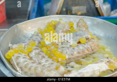 gelben Laich der Riesenwels am Markt Stockfoto