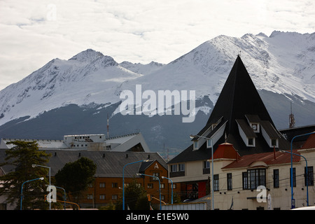 Gemeindehaus und schneebedeckten Berge der patagonischen aus Ushuaia, Argentinien Stockfoto