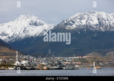 argentinische Marine Schiffe vor Anker in Ushuaia, Argentinien Stockfoto