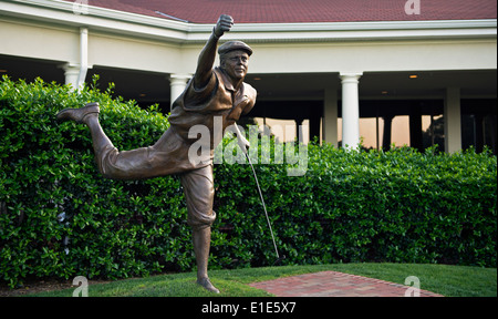 Diese Skulptur von Payne Stewart in Pinehurst Resort stellt Stewart in seiner preisgekrönten Pose auf dem 18. Loch bei den US Open 1999 Stockfoto