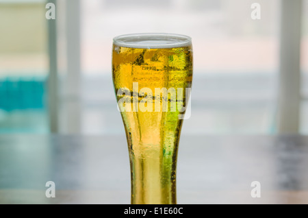 Glas helles Bier auf Holztisch Stockfoto