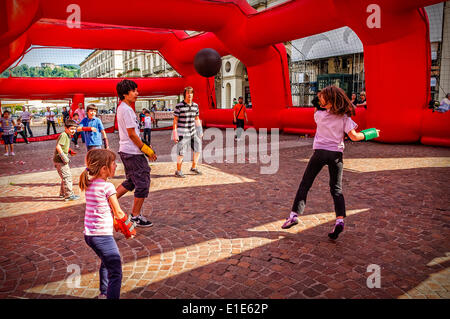 Turin, Italien. 1. Juni 2014. Italien-Turin 1. Juni 2014Event "geht der Sport auf dem Platz in Turin". Turin wurde gewählt, als die Kulturhauptstadt Sport 2015 - Piazza Vittorio Veneto Hitt Kugel Credit: wirklich Easy Star/Alamy Live News Stockfoto