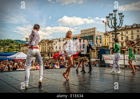 Turin, Italien. 1. Juni 2014. Italien-Turin 1. Juni 2014 Veranstaltung "Sport geht auf dem Platz in Turin". Turin war die Kulturhauptstadt Sport 2015 gekürt - Piazza Vittorio Veneto lateinamerikanische Tänze Credit: wirklich Easy Star/Alamy Live News Stockfoto