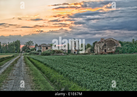 Zerstörten Bauern Häuser im italienischen Landschaft Stockfoto