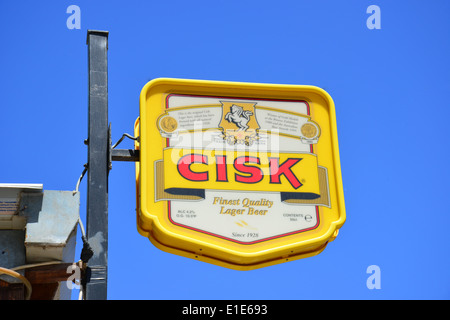 Cisk Beer Werbeschild, Qawra (Il-Qawra), St. Pauls Bay (San Pawl il-Baħar), Northern District, Republik Malta Stockfoto