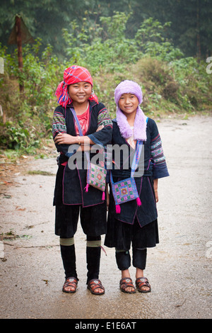 Ein paar Black Hmong Mädchen in traditioneller Kleidung, etwas außerhalb von Sapa, Provinz Lao Cai, Vietnam. Stockfoto