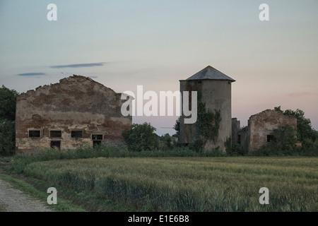 Zerstörten Bauern Häuser im italienischen Landschaft Stockfoto