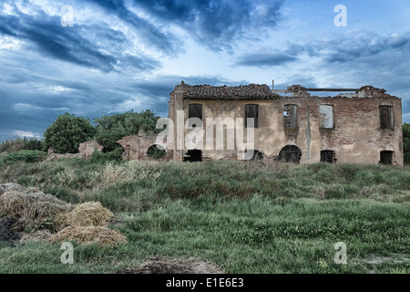Zerstörten Bauern Häuser im italienischen Landschaft Stockfoto