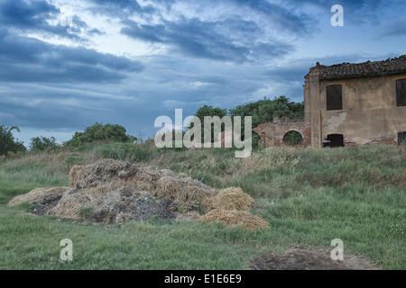 Zerstörten Bauern Häuser im italienischen Landschaft Stockfoto
