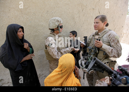 US Marine Corps CPL. Maria Wände, rechts, Munition Techniker und Sahar, Linguist, sprechen mit afghanischen Frauen während einer Patrouille wi Stockfoto