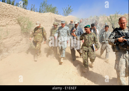 US Army General David H. Petraeus, Kommandeur der International Security Assistance Force, trifft sich mit Mitgliedern des afghanischen Na Stockfoto