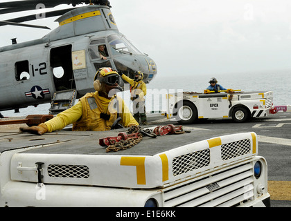 100813-N-1226D-071 Nord arabischen Meer (13. August 2010) Luftfahrt Boatswain Mate (Handling) 1. Klasse Andre Hardin, treibt eine t Stockfoto