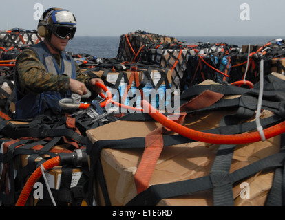 U.S. Marine Lance Cpl. Richard Hayes, der amphibischen Transportschiff der Dock USS Dubuque (LPD 8) bekämpfen Cargo Zug zugewiesen, Stockfoto