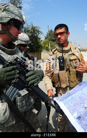 US Army 2nd Lt. Alex Bernardini bespricht eine Konvoi-Route mit Kommandeur einer irakischen Armee-Konvoi in Mosul Provinz des Irak Au Stockfoto