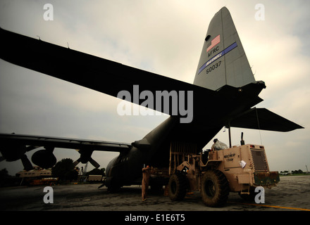 US-Flieger laden Lieferungen auf einer C - 130H Hercules-Flugzeuge aus der 746th Expeditionary Airlift Squadron in Bagram Airfield, Afg Stockfoto