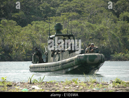 US-Segler aus Riverine Geschwader 3, US-Marines mit 2. Flotte Anti-Terror-Team Sicherheitsunternehmen und panamaischen marines Stockfoto