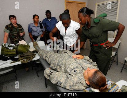 U.S. Navy Chief Hospital Corpsman Tracie Ham, mit zivilen Seefahrt und Sicherheitstraining, beobachtet als Mitglieder der Kerl Stockfoto