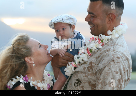 US Marine Corps Master Gunnery Sgt. William Perez, Avionik Officer, Combat Logistik-Bataillon-3, grüßt seine Frau und für t Stockfoto