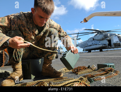 PHILIPPINENSEE (14. September 2010) - eine Marine, der 31. Marine Expeditionary Unit Bereich Aufklärung Zug herumschlugen zugewiesen Stockfoto