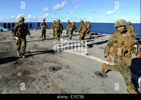 US-Marines aus dem 31. Marine Expeditionary Unit in voller Kampf Kleid vor feuern ihre Waffen an Bord der amphibischen ausgeführt Stockfoto