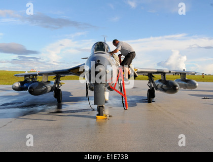 Michael Picatti, ein Wartungsunternehmen mit Airborne taktischen Vorteil Unternehmen, besteigt eine Hawker Hunter MK 58 Flugzeuge zu co Stockfoto