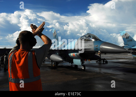 Ein US-Flieger leitet eine f-16 Fighting Falcon vom 18. Angreifer-Geschwader für den Start bei Valiant Shield bei Andersen Ai Stockfoto