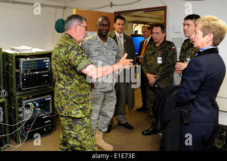 US Air Force Major General Gregory L. Brundidge, zweiter von links, der Direktor der Führungs-, Kommunikations- und Warfight Stockfoto