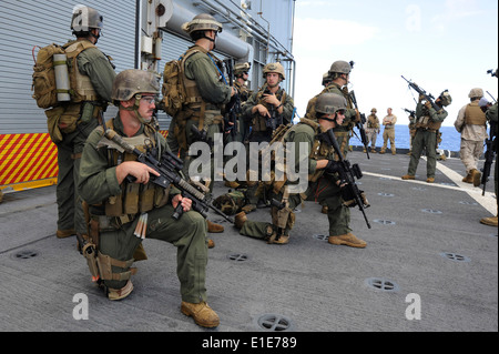 US-Marines aus dem 31. Marine Expeditionary Unit führen einen Besuch, Board, Durchsuchung und Beschlagnahme auszuüben, an Bord der militärischen Se Stockfoto