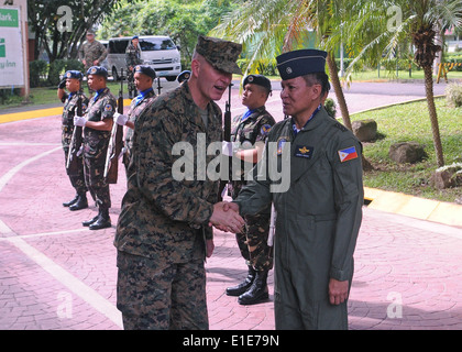 US Marine Corps Major General Mark Brilakis, der Kommandeur der 3. Marine Expeditionary Brigade grüßt philippinische Luftwaffe Stockfoto