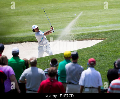 (140602)--Dublin, 2. Juni 2014 (Xinhua)--Hideki Matsuyama von Japan Chips aus einem Bunker auf das dritte Loch während der Endrunde der Gedenkturnier im Muirfield Village Golf Club in Dublin, der USA, am 1. Juni 2014. Matsuyama gewann im Play off über Kevin Na der Vereinigten Staaten und behauptete, den Champion. (Xinhua/Shen Ting) Stockfoto