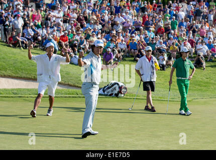 (140602)--Dublin, 2. Juni 2014 (Xinhua)--Hideki Matsuyama (vorne) von Japan feiert nach dem Sieg Gedenkturnier im Muirfield Village Golf Club in Dublin, den Vereinigten Staaten am 1. Juni 2014. Matsuyama gewann im Play off über Kevin Na der Vereinigten Staaten und behauptete, den Champion. (Xinhua/Shen Ting) Stockfoto