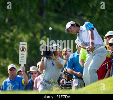 (140602)--Dublin, 2. Juni 2014 (Xinhua)--Hideki Matsuyama (vorne) von Japan Chips aus dem Rough auf dem 18. Loch in die Finalrunde des Memorial-Turniers im Muirfield Village Golf Club in Dublin, den Vereinigten Staaten am 1. Juni 2014. Matsuyama gewann im Play off über Kevin Na der Vereinigten Staaten und behauptete, den Champion. (Xinhua/Shen Ting) Stockfoto